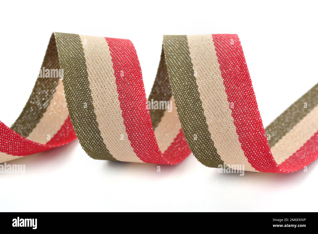 Baumwollband, Umreifungsband mit Wellung auf weißem Hintergrund. Stockfoto