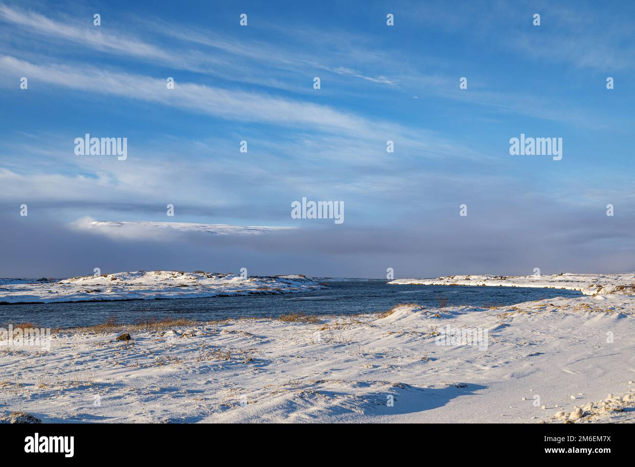 Herbstlandschaft und der erste Schnee rund um den Lake Ljosavatn in Nordisland Stockfoto