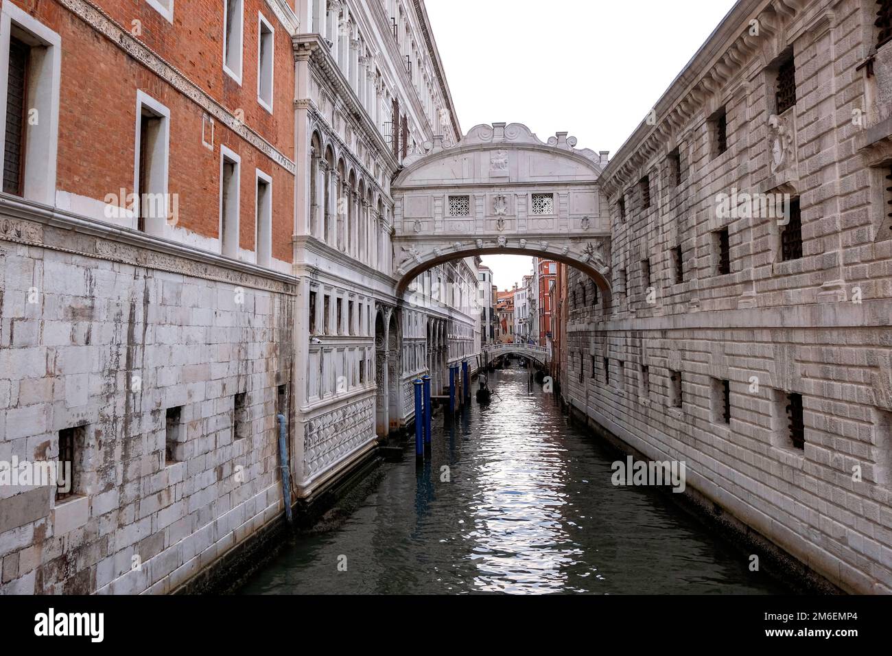 Ponte dei Sospiri (Seufzerbrücke) von Ponte della Paglia Stockfoto