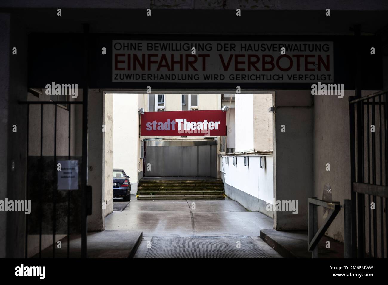 Wien, Österreich - 14. Oktober 2022: Hintertür und Schild des Stadttheaters in Innere Stadt, Wien, Österreich Stockfoto