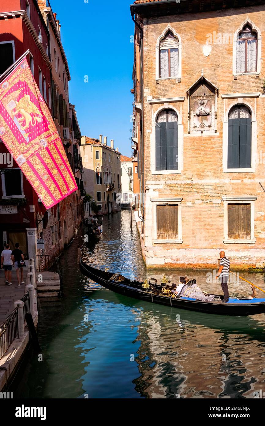 Gondoliere und Touristen in Gondeln auf dem Canale Grande mit