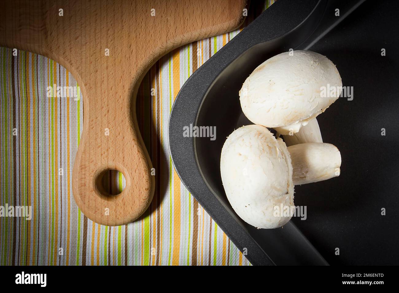 Champignon-Pilze auf einem Backblech Stockfoto