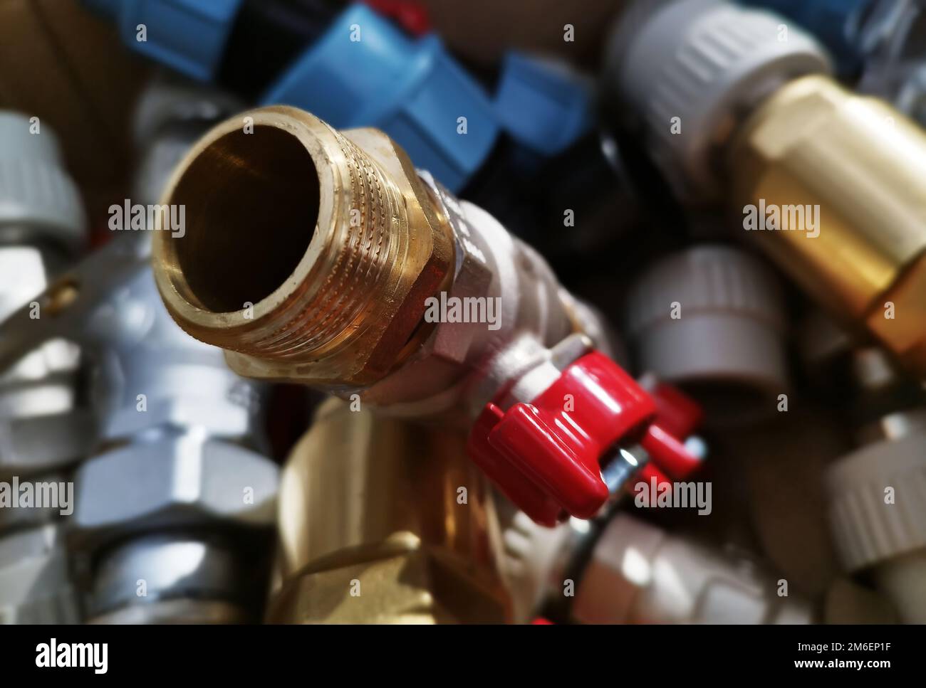 Installationen und Rohrleitungsteile. Rohrhalterungen und Rohrleitungsteile, Messing-Steckverbinder Wasserventil für Rohr. Stockfoto