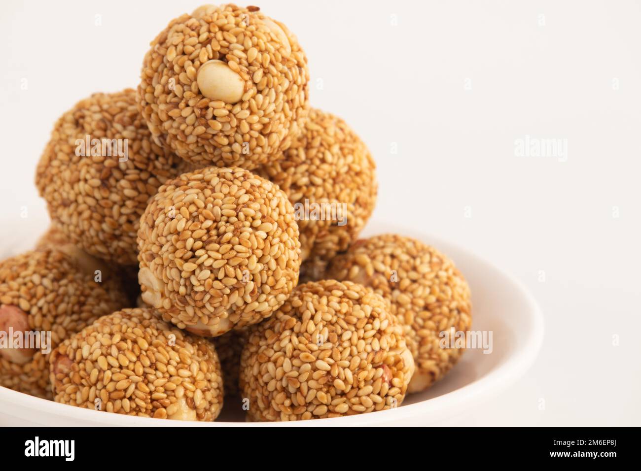 Indische Winterdelikatesse Weißer Kugelförmiger Tilgul Laddu Oder Safed Til Ki Laddo Besteht Aus Geröstetem Sesamsamen, Jaggery, Gur, Erdnuss, Gud, Mungfali Ist Enj Stockfoto