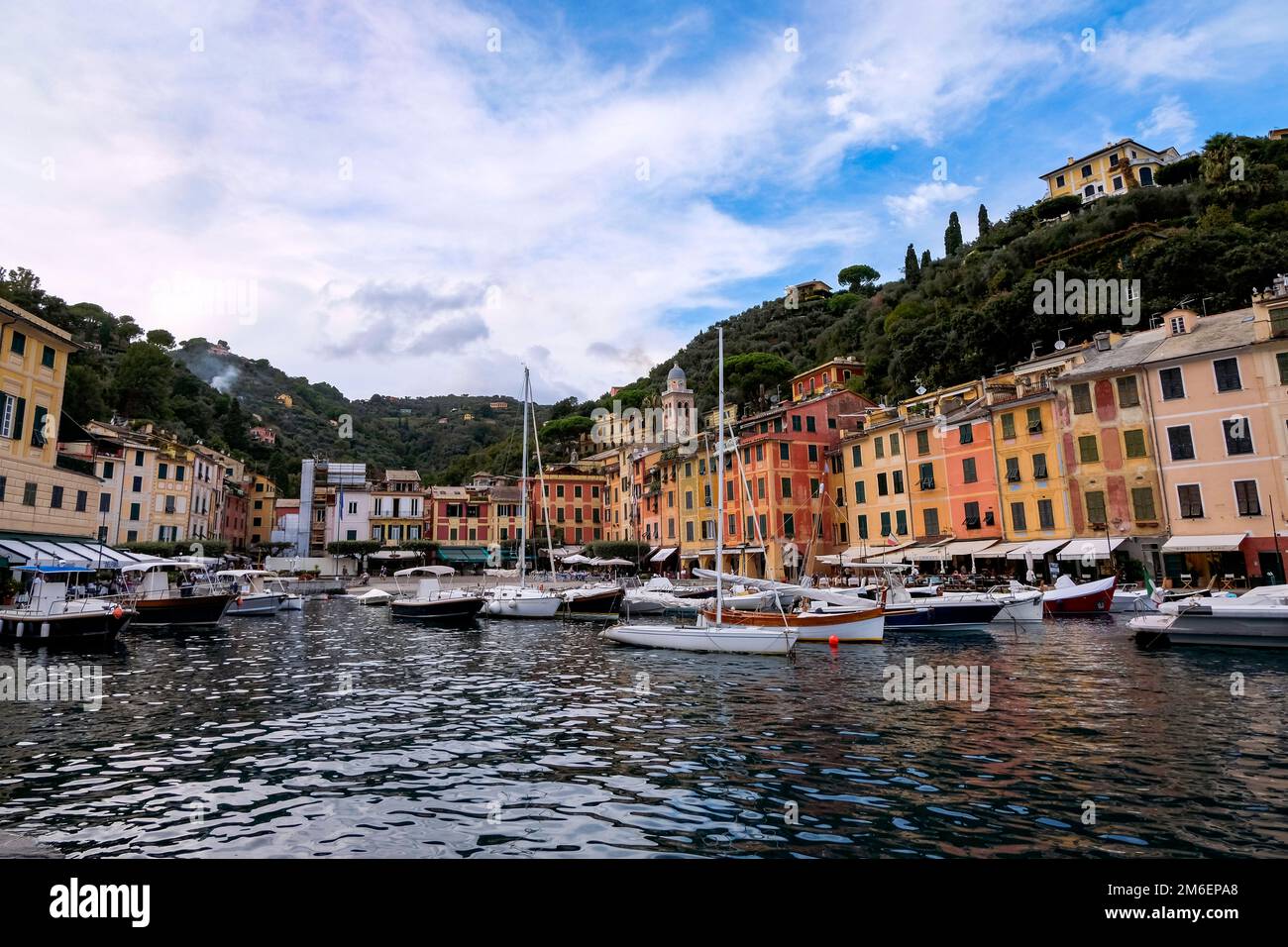 Yachten und Freizeitboote im Hafen mit bunten traditionellen Häusern - Portofino Stockfoto