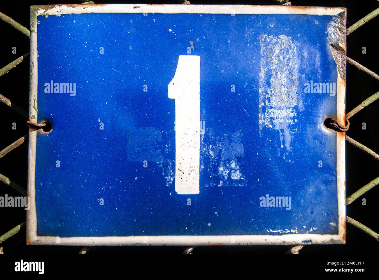 Verwitterte Grunge quadratischen Metall emaillierte Platte der Anzahl der Straße Adresse mit Nummer 1 Stockfoto