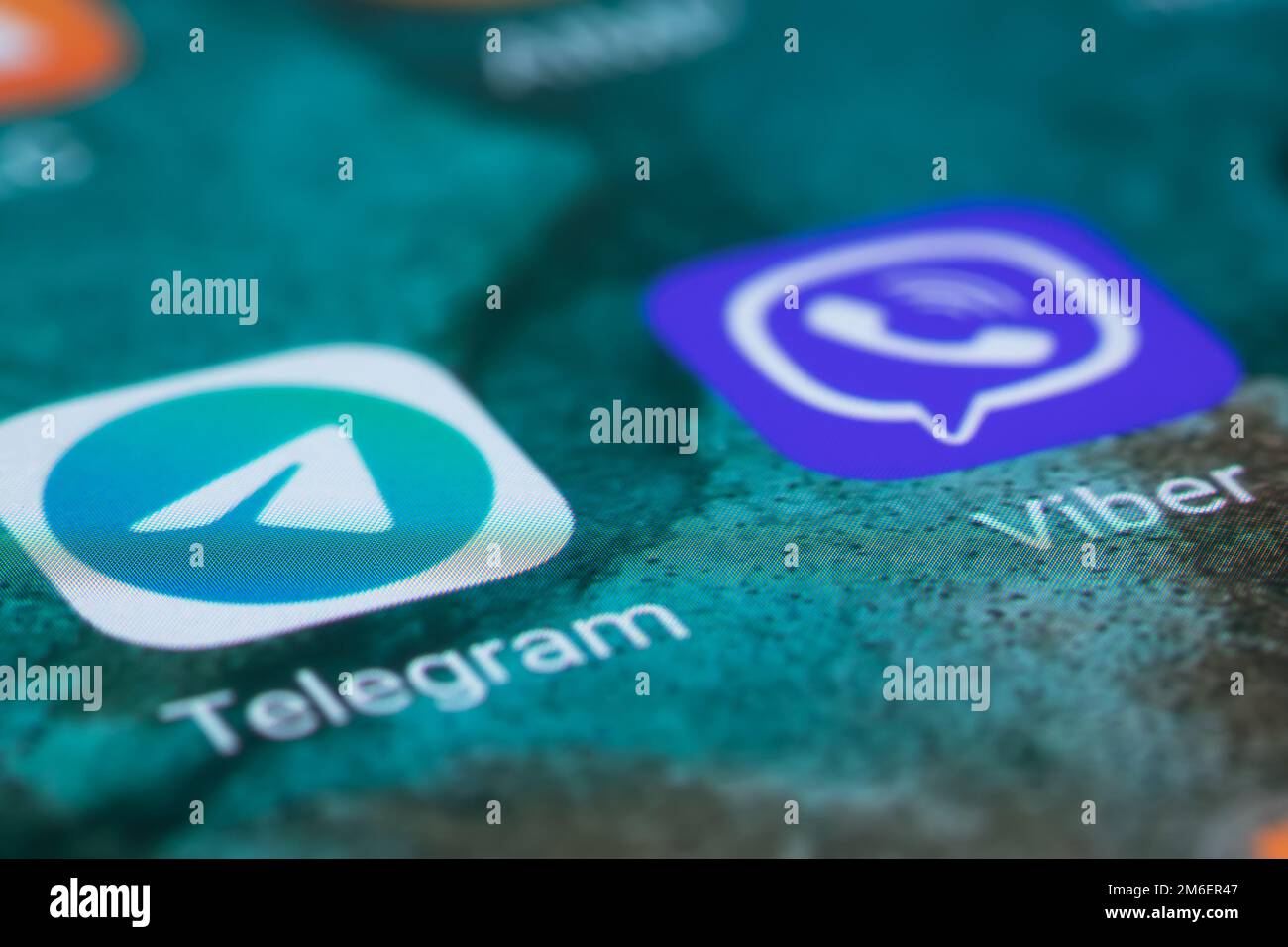 Dnipo, Ukraine, 17. Oktober 2022: Telegram Icon App und Viber Messenger Icon App auf dem Bildschirm Smartphone Nahaufnahme. Telegramm ist ein soziales Online-Netzwerk Stockfoto