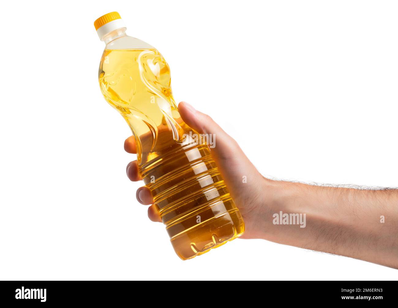 Eine Flasche goldenes Sonnenblumenöl in der Hand. Produkt auf einem weißen isolierten Hintergrund ohne Etikett. Sonnenblumenöl stammt aus den Samen der Sonnenblumen. Stockfoto
