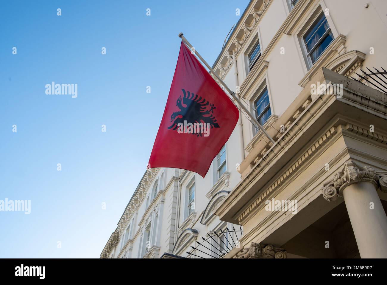 London - November 2022: Albanische Flagge auf Botschaft des Konsularischen und Visumbüros der Republik Albanien Stockfoto