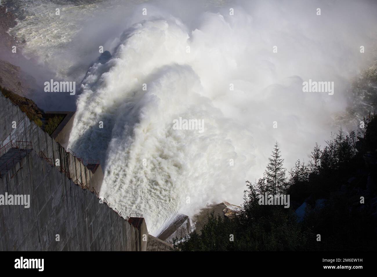 Wasserkraftwerk Kolyma in der Region Magadan, Russland. Auslauf aus dem Staudamm des Wasserkraftwerks. Ein riesiges s Stockfoto