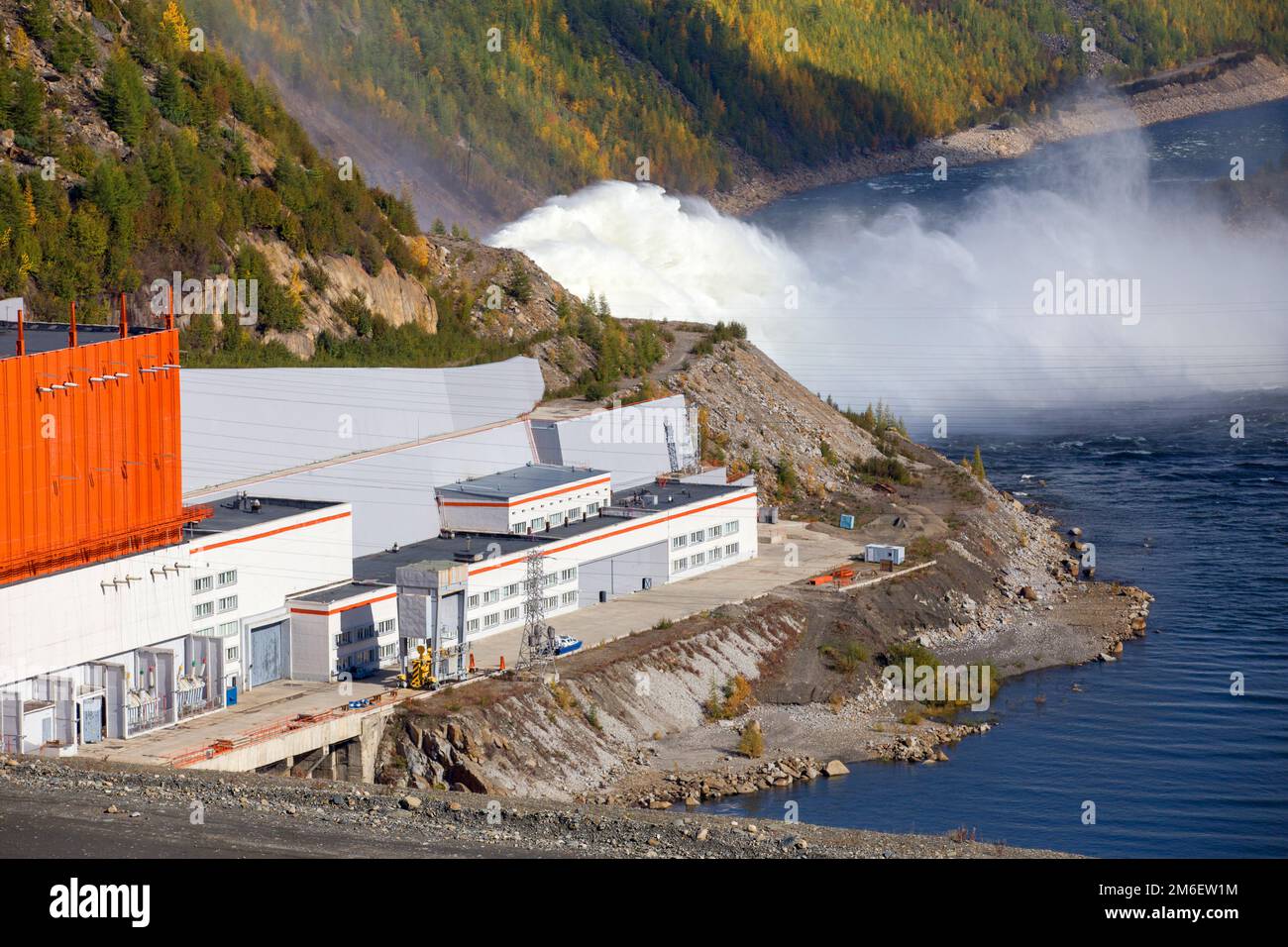 Wasserkraftwerk Kolyma in der Region Magadan, Russland. Auslauf aus dem Staudamm des Wasserkraftwerks. Ein riesiges s Stockfoto