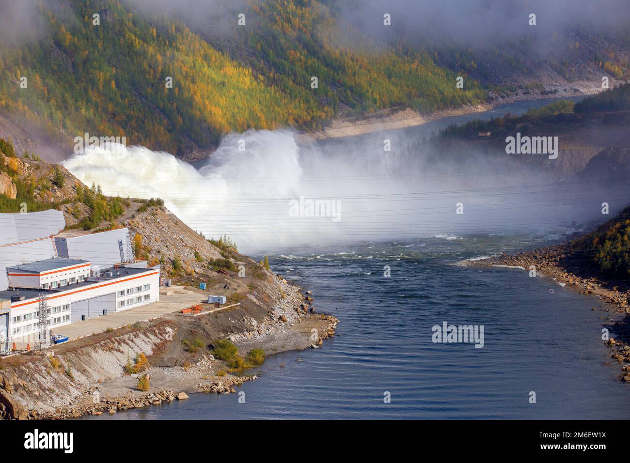 Wasserkraftwerk Kolyma in der Region Magadan, Russland. Auslauf aus dem Staudamm des Wasserkraftwerks. Ein riesiges s Stockfoto