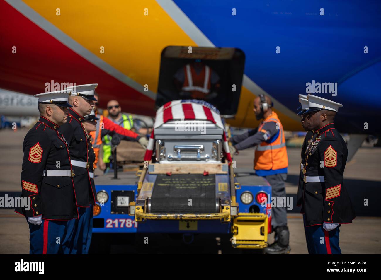 Marines mit Site Support Oklahoma City bereiten sich auf den Transport von Private Waldean Black während seiner Flugzeug-Side-Auszeichnungen in Oklahoma City vor, 25. April 2022. Die Überreste der USS Oklahoma wurden in 52 Massengräbern für den gesamten Zweiten Weltkrieg begraben, bevor sie exhumiert wurden, um alle Männer zu identifizieren. Bis Ende 1949 wurden nur 49 Stellen ermittelt. Die anderen wurden in 46 gemeinsamen Gräbern wieder begraben. Im Jahr 2015 erließ der Verteidigungsminister eine Anweisung, die 46 Gräber zu exhumieren und moderne Technologie zu nutzen, um die Leichen mittels DNA zu identifizieren. Schwarz wurde offiziell am 13. Dezember 2018 abgemeldet Stockfoto