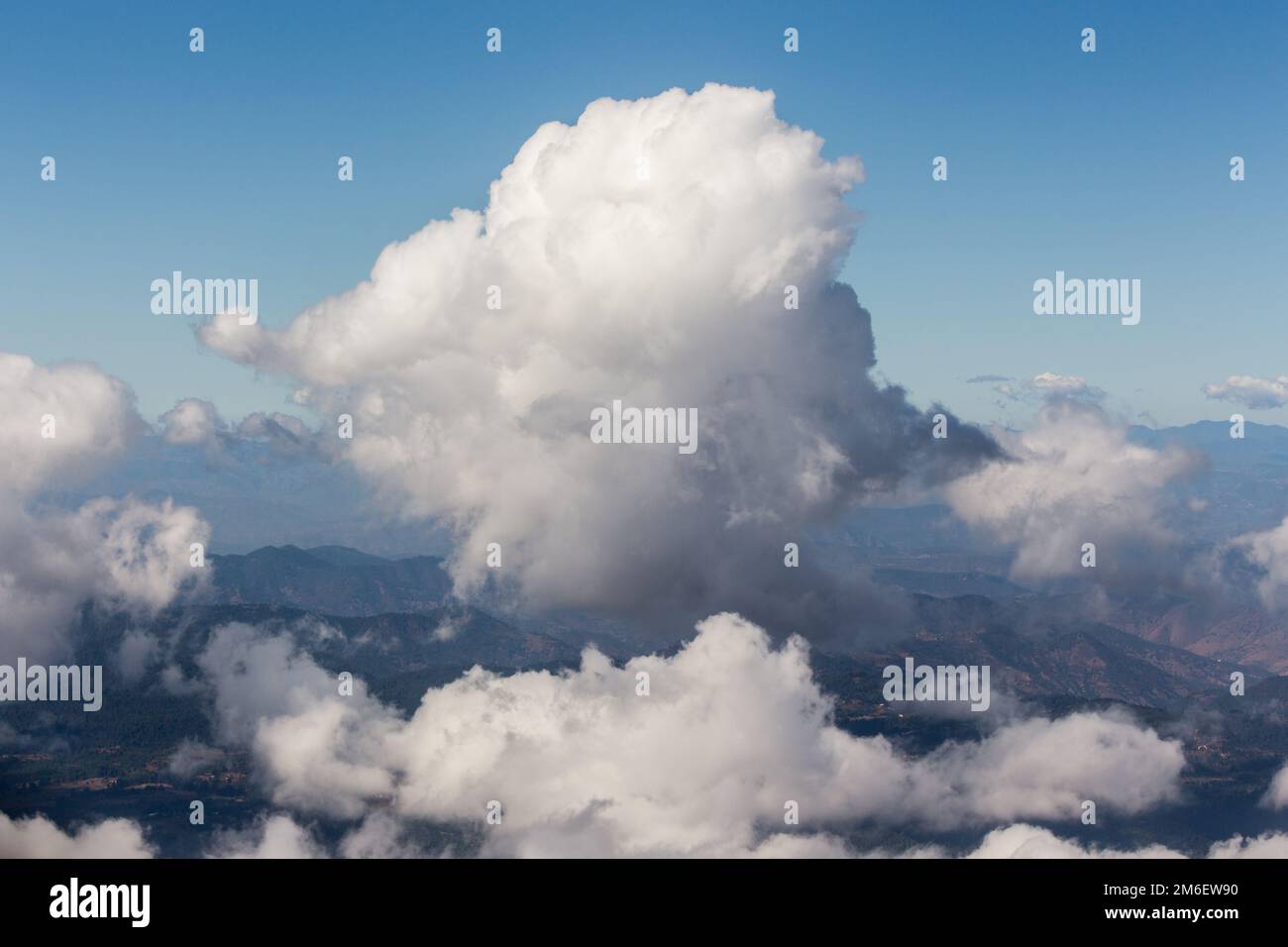 Nahaufnahme einer riesigen, flauschigen Wolke Stockfoto