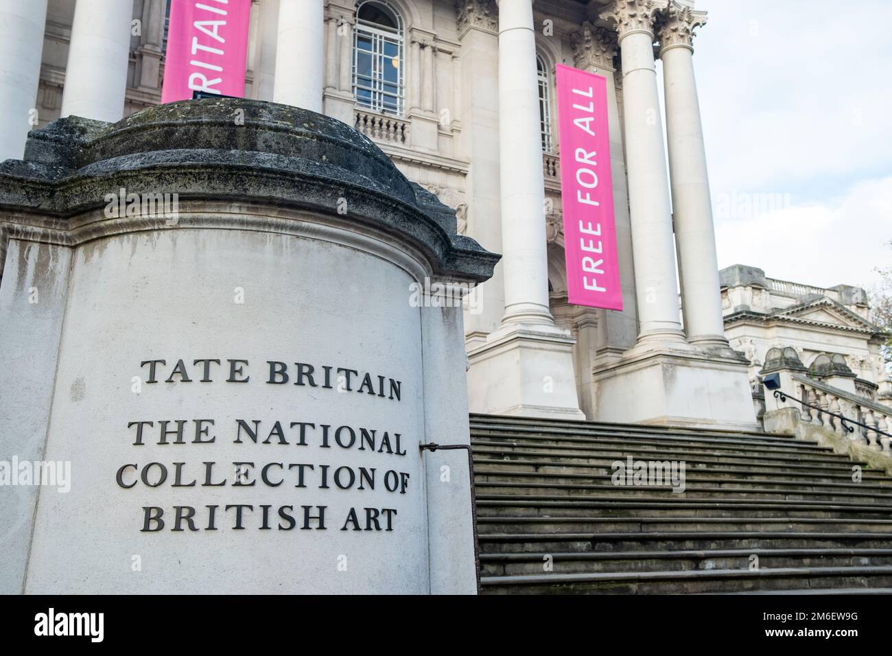 London - November 2022: Außenansicht des Tate Britain Museums in Millbank, London. Berühmtes Museum mit britischer Kunst Stockfoto