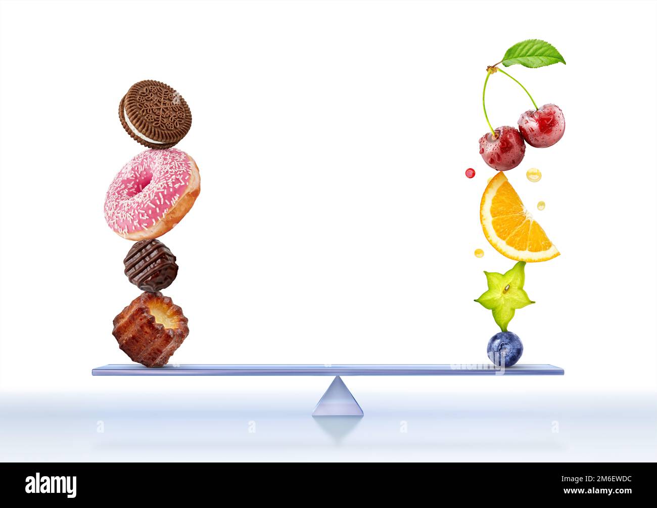 Ein Stapel frischer reifer Früchte und Beeren gegen ungesundes Fast Food isoliert auf weißem Hintergrund. Gesundes Leben, richtige Ernährung, Gewichtsverlust, ausgewogene di Stockfoto