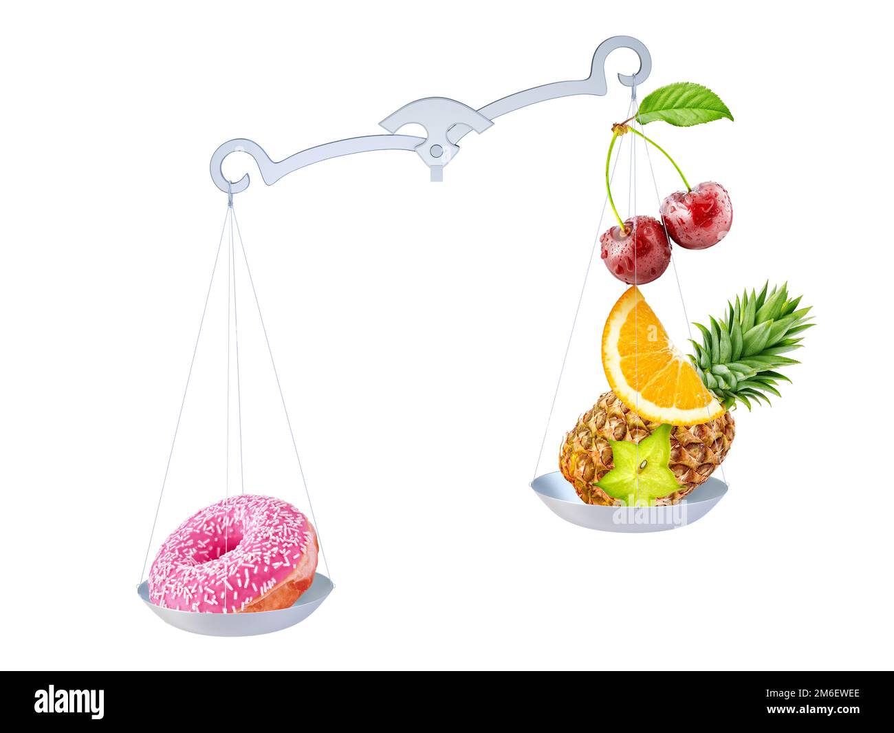 Ein Stapel frischer reifer Früchte und Beeren vs. Ungesunde Fast Food Donut isoliert auf weißem Hintergrund. Gesundes Leben, richtige Ernährung, Gewichtsverlust, Balan Stockfoto