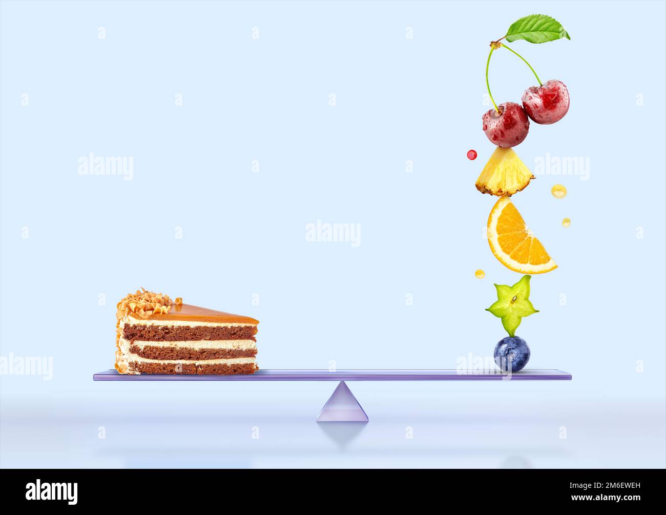 Ein Stapel frischer Beeren und süßer Fast-Food-Kuchen auf Waagen, isoliert auf blauem Hintergrund, gleicht sich aus. Gesundes Leben, richtige Ernährung, Gewichtsverlust, b Stockfoto