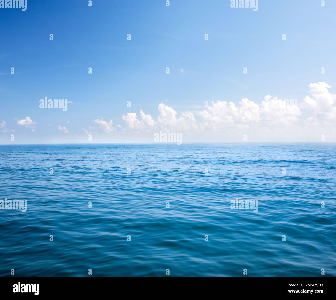 Schönen Blick aufs Meer und bewölktem Himmel Stockfoto