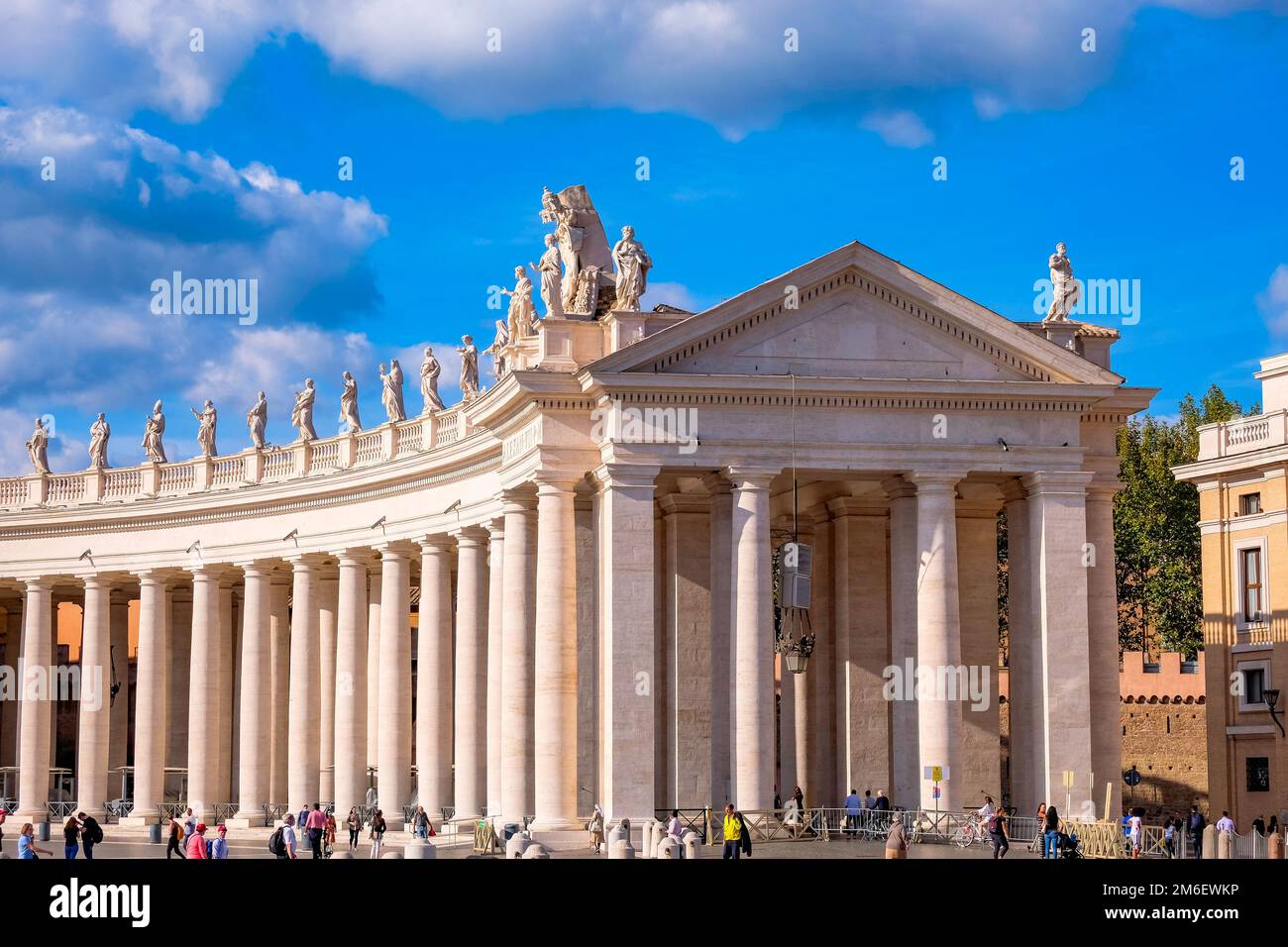 Details der Säulen des Petersplatzes - Vatikan Stadt - schöner Sommertag mit EINEM wolkigen blauen Himmel Stockfoto
