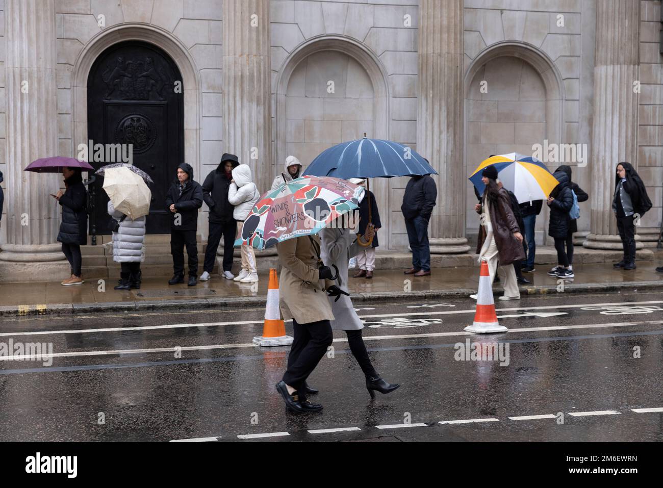 Vor der Bank of England, in der Square Mile, City of London, Großbritannien, ist der Winterregen unter dem Schirm zu spüren Stockfoto