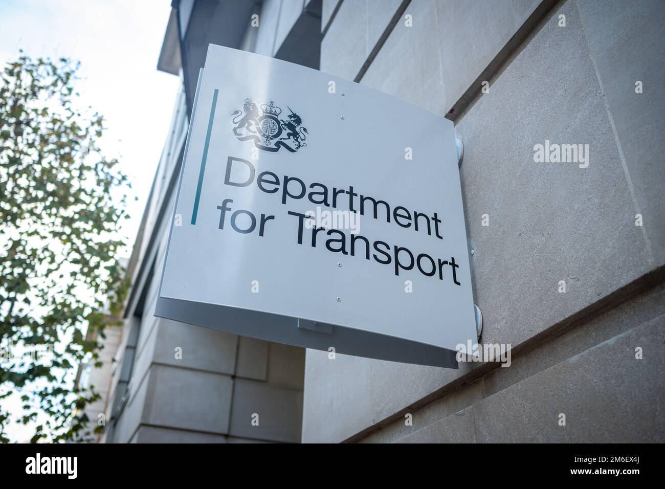 London – November 2022: Logo des Verkehrsministeriums und Eingangsschild – ein Büro des britischen Ministeriums an der Horseferry Road in Westminster Stockfoto