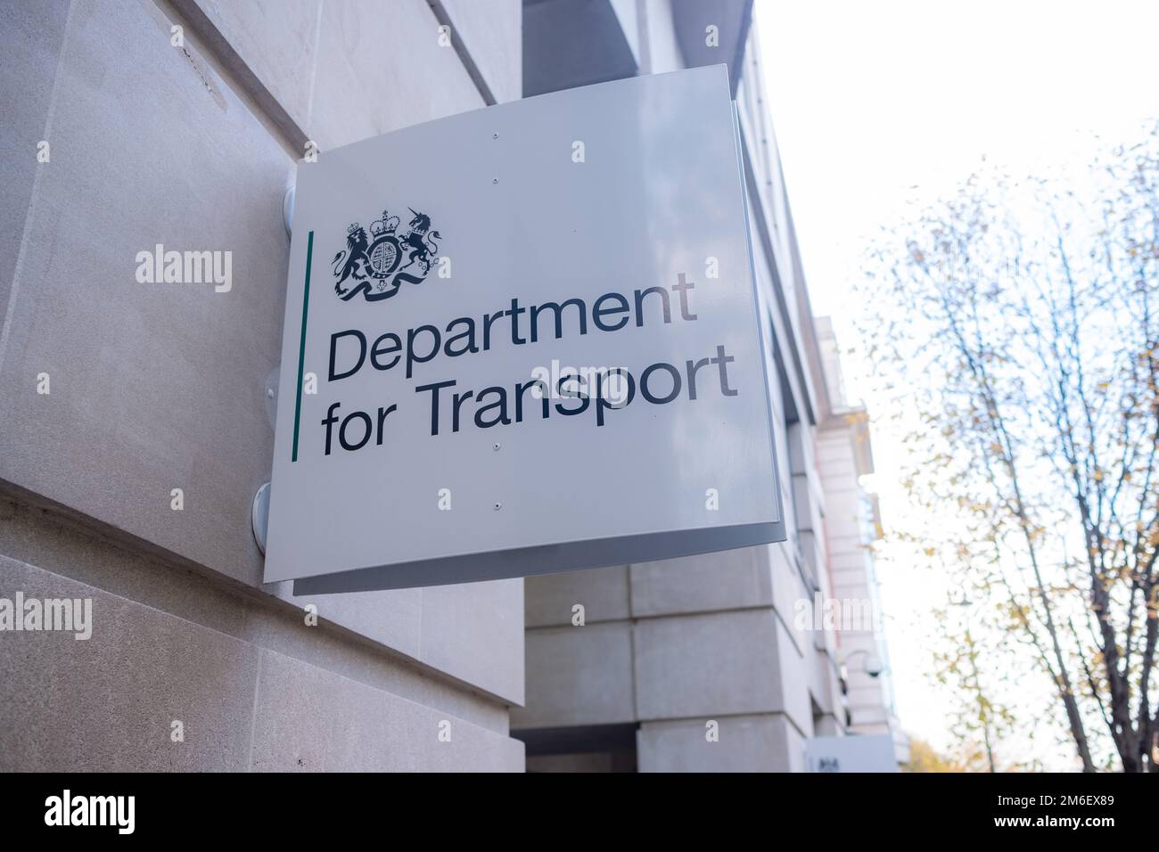 London – November 2022: Logo des Verkehrsministeriums und Eingangsschild – ein Büro des britischen Ministeriums an der Horseferry Road in Westminster Stockfoto