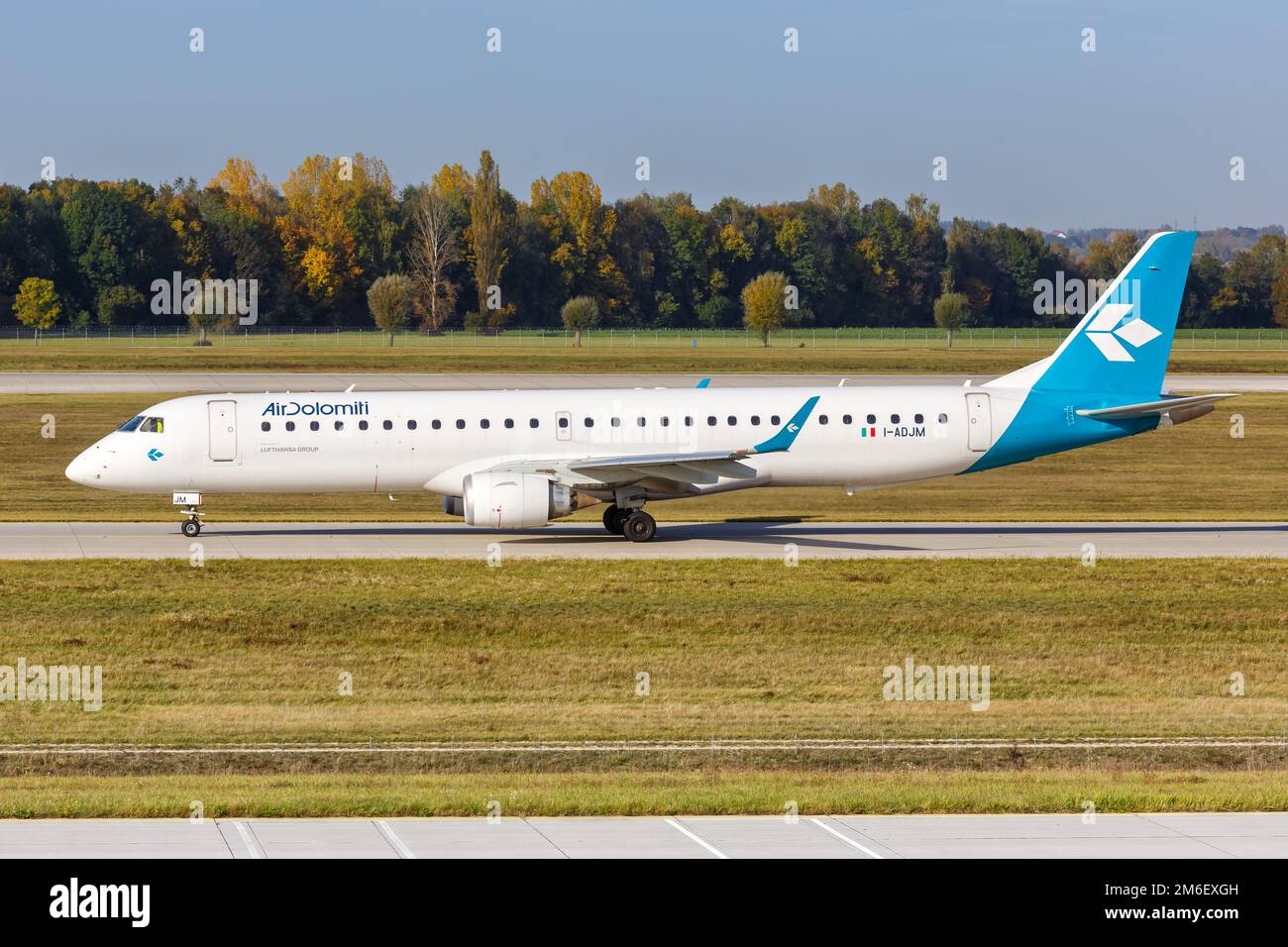 Air Dolomiti Embraer ERJ 195 Flugzeug Flughafen MÃ¼nchen in Deutschland Stockfoto