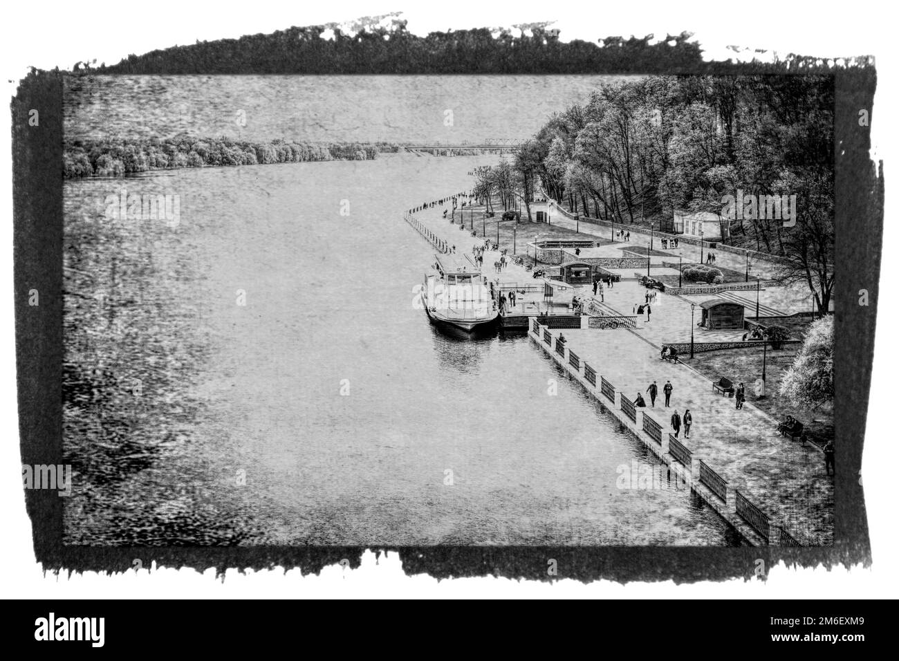 Schwarz-Weiß-Vintage-Foto vom Ufer des Stadtparks. Stockfoto