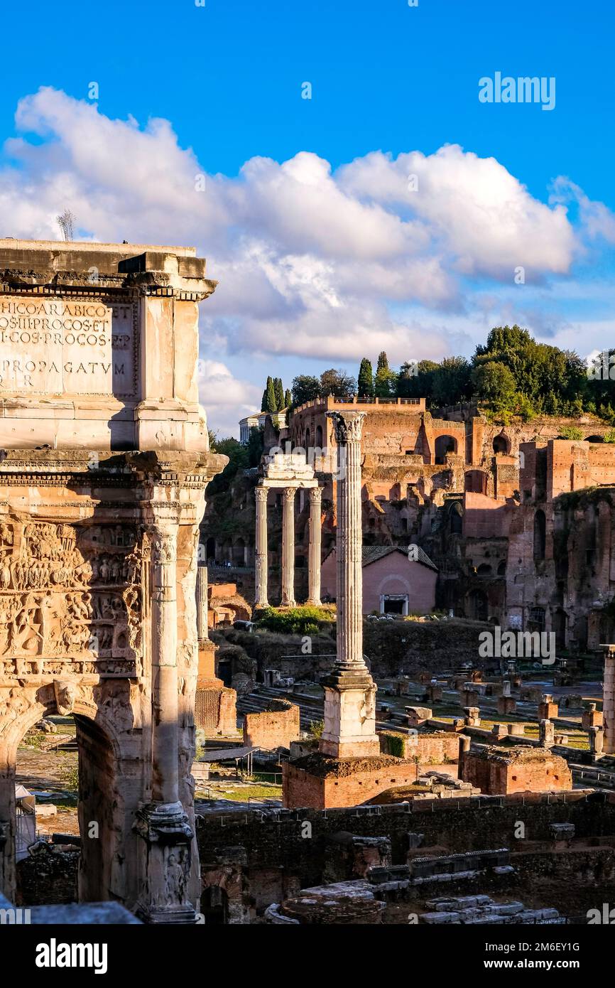 Bogen von Septimius Severus und römischen Forum Ruinen - weißer Marmor Triumphbogen - Rom, Italien Stockfoto