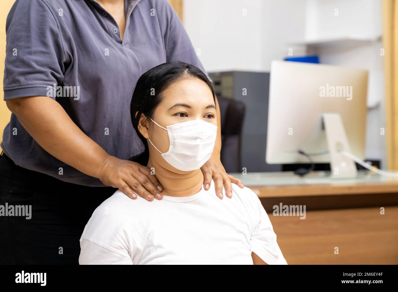 Neue Noramal-Massage zu Hause bei Coronavirus-COVID-19-Pandemie Stockfoto