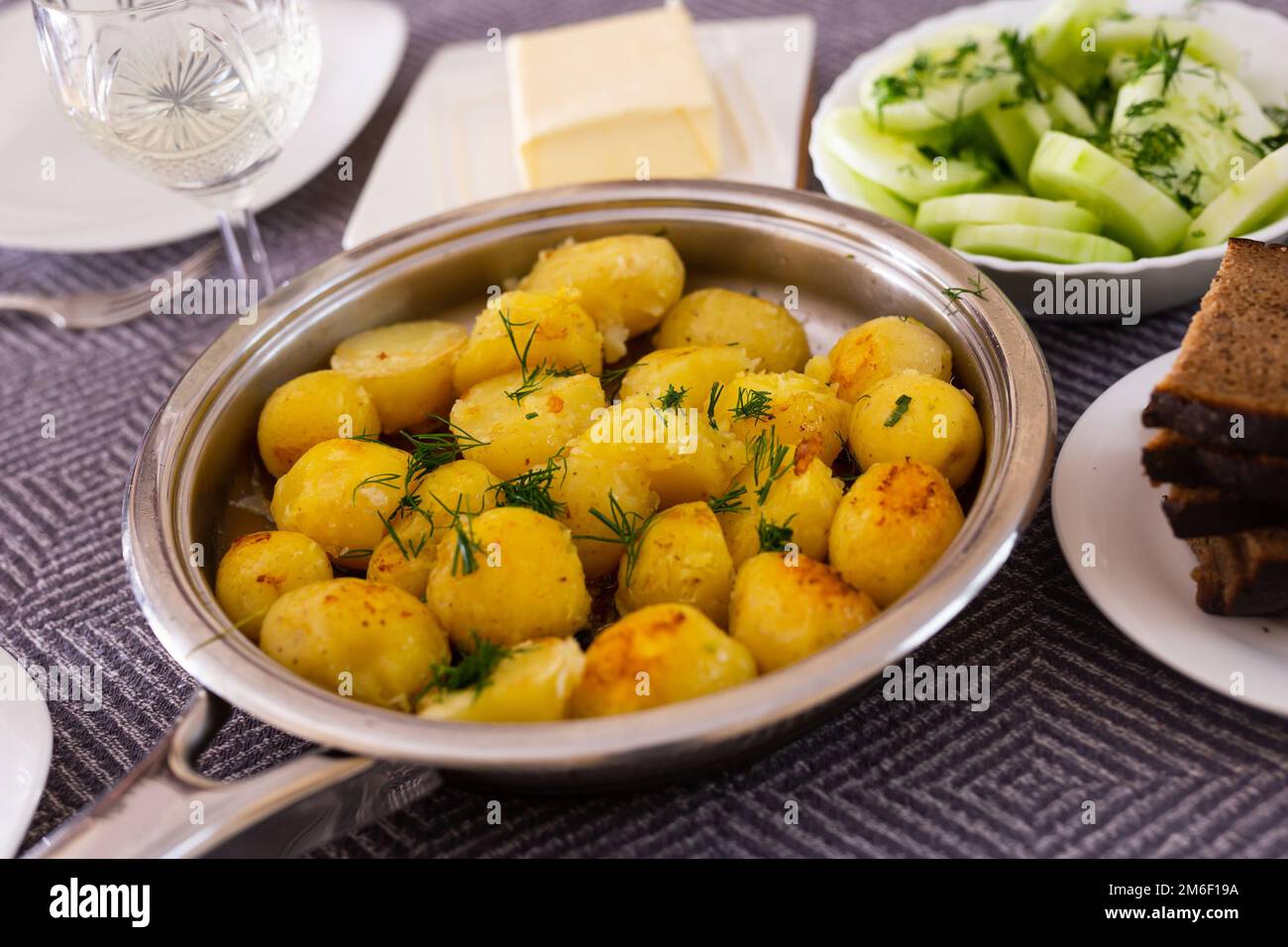 Getoastete junge Kartoffeln mit Dill in Metallpfanne Stockfoto