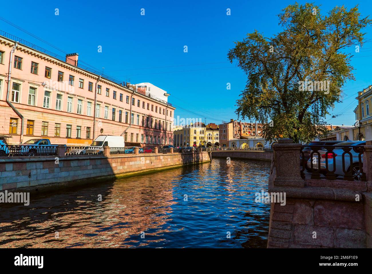 Blick auf die Uferbrücke mit Greifern über den Kanal Griboyedov, Sankt Petersburg, Russland. Stockfoto