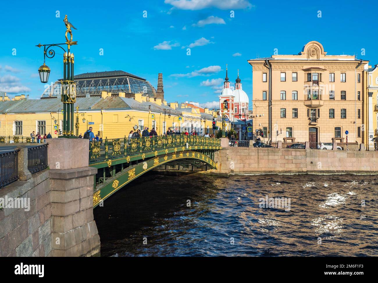 St. Petersburg, die Panteleimon Brücke über den Fontanka ist mit vergoldeten Mustern aus Skulpturen und Laternen dekoriert. Stockfoto