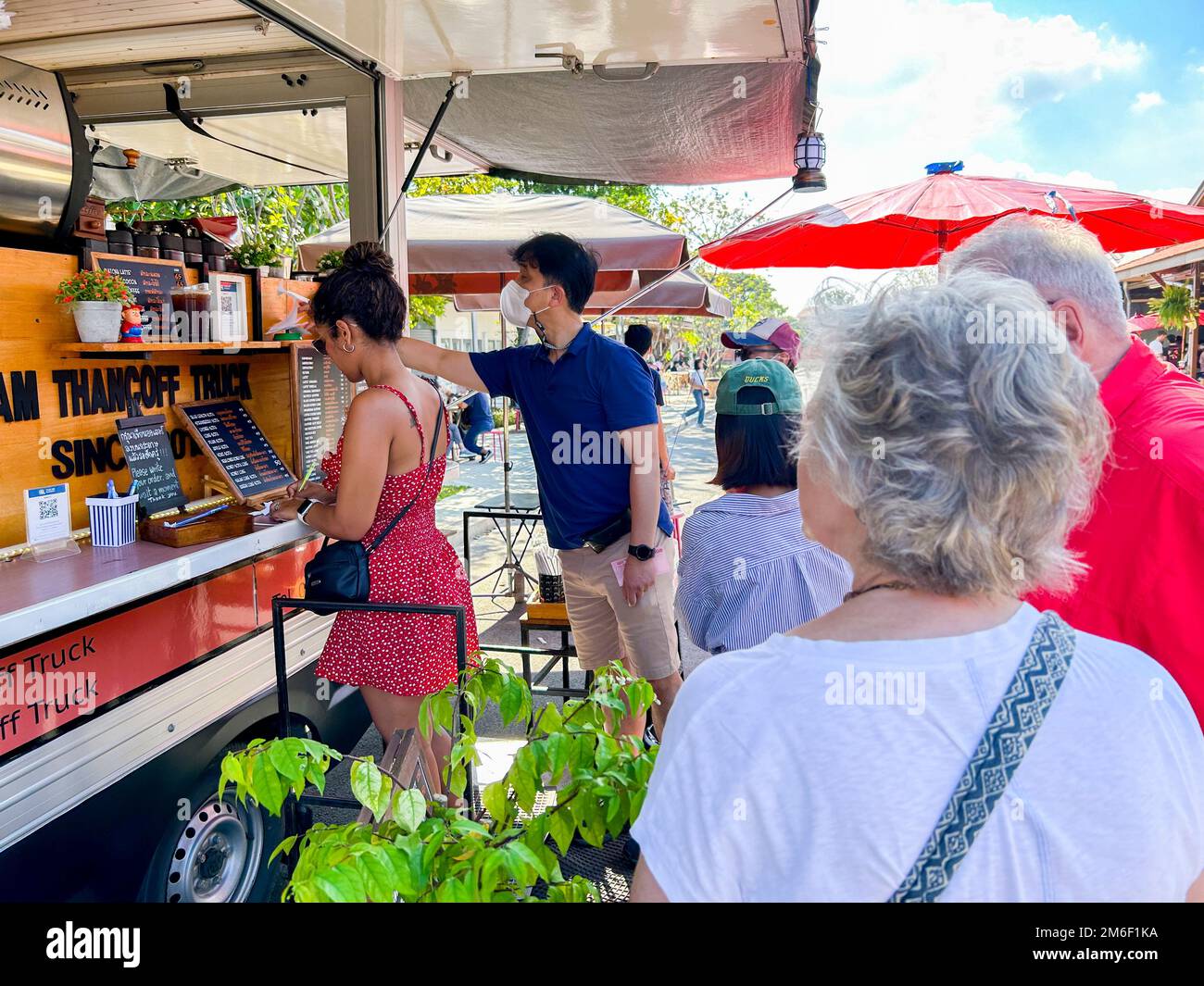 Gruppenmitglieder, Paare, Draußen, Straßenhändler, Lebensmittel-Truck Kaufen, "Jing Jai Farmers Market", Meuang Chiang Mai Thailand Stockfoto