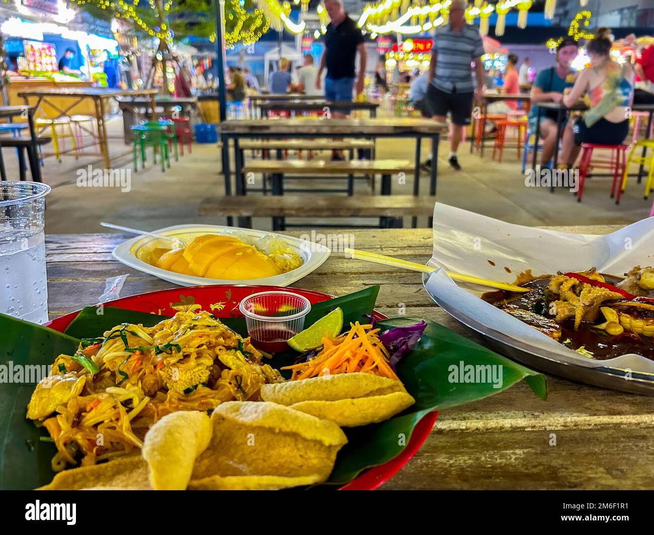 Chiang Mai, Thailand, Detail, thailändisches Essen auf einem Teller, in Nachtmarkt, 'Arm Pad Thai' Street Food, Teller Restaurant, thailändische Straßenverkäufer Stockfoto