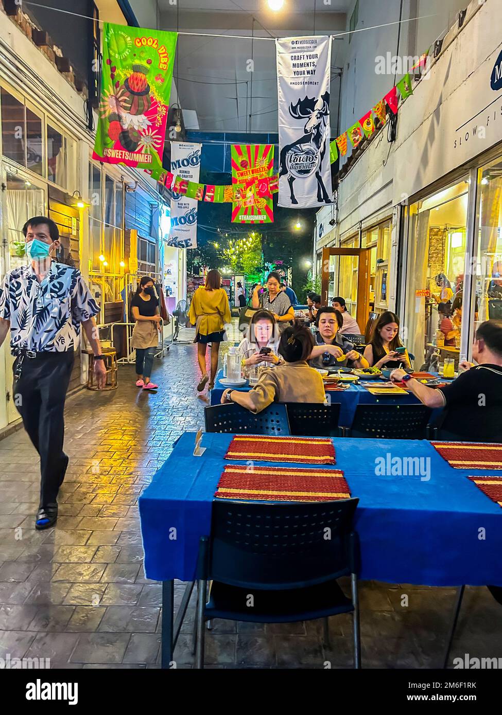 Chiang Mai, Thailand, Crowd People teilen Mahlzeiten in einem lokalen Restaurant bei Nacht, Straßenszenen Stockfoto