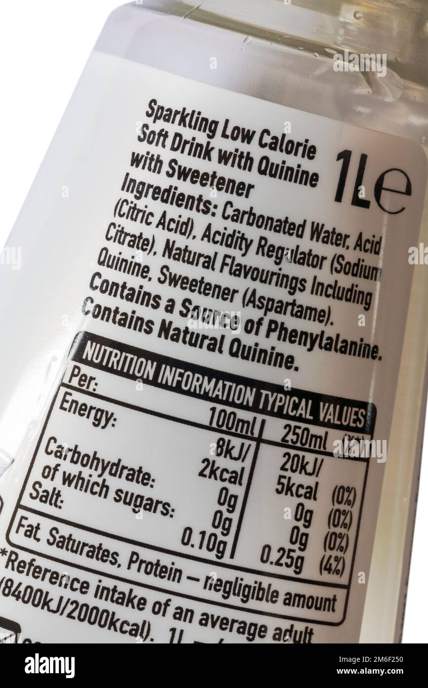 Kalorienarmes Erfrischungsgetränk mit Quinine mit Süßstoff und Nährwertinformationen auf einer Flasche Schweppes Slimline Tonic Water Stockfoto