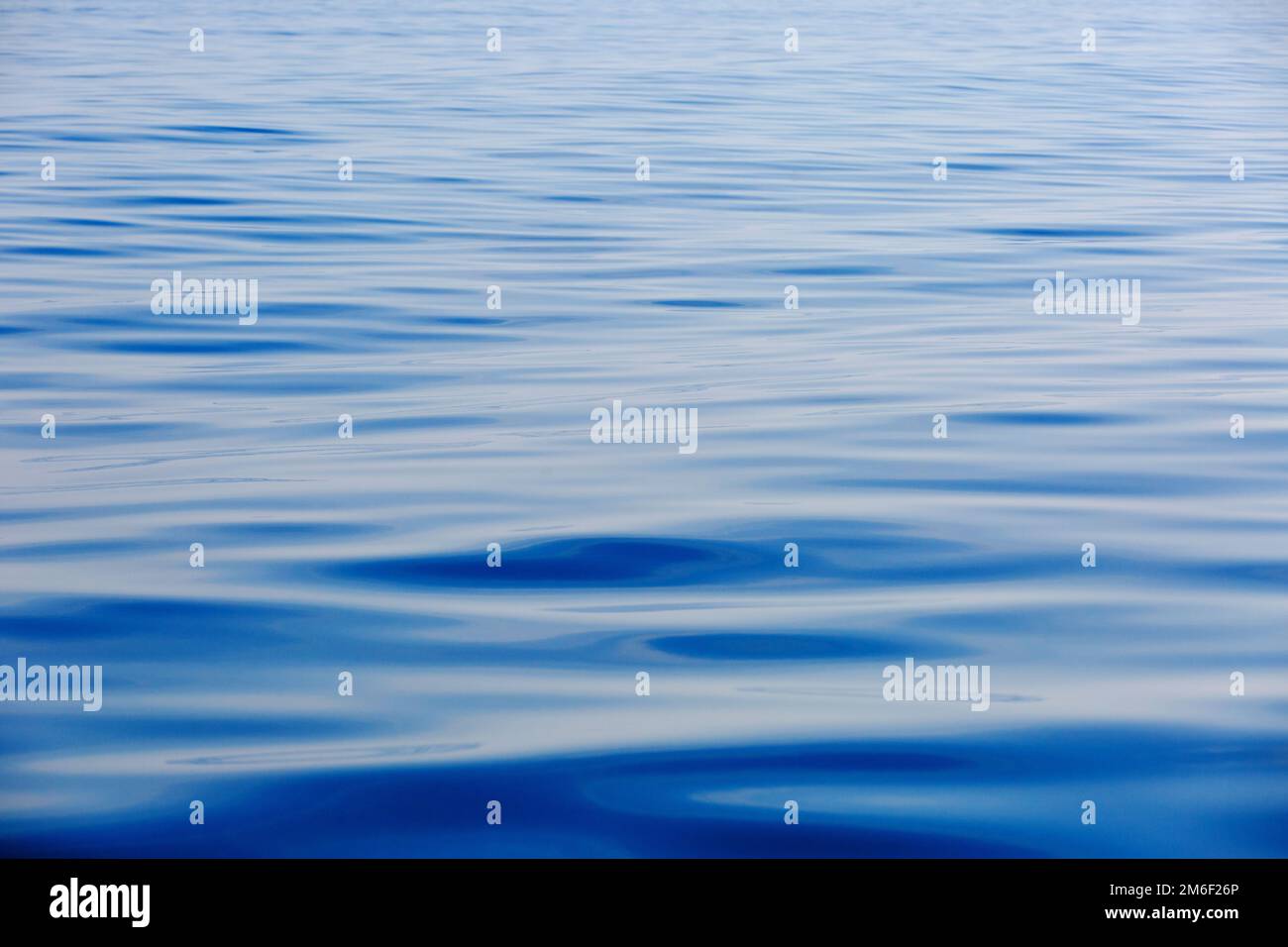 Nahaufnahme. Blaues, ruhiges Meerwasser. Meeresgewässerhintergrund. Ruhe, Entspannung. Stockfoto