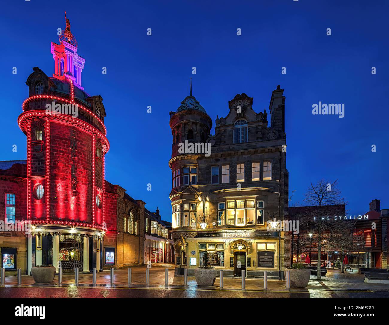 Das Dun Cow Inn & Sunderland Empire Theatre at Dusk, Sunderland, Tyne & Wear, England, Großbritannien Stockfoto