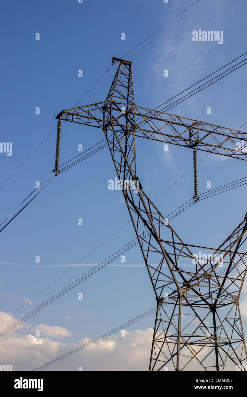 Metallträger einer Stromleitung mit Drähten, die in entgegengesetzte Richtungen verlaufen Stockfoto