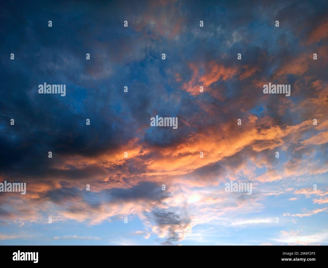 Abendlandschaft mit wunderschönen, blassen, malerischen Wolken. Abendlandschaft mit Wolken. Dunkle Wolken Stockfoto