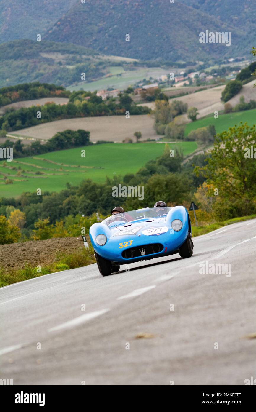 MASERATI 200 S1955 in einem alten Rennwagen in der Rallye Mille Miglia 2020, dem berühmten historischen rennen italiens (1927-1957) Stockfoto