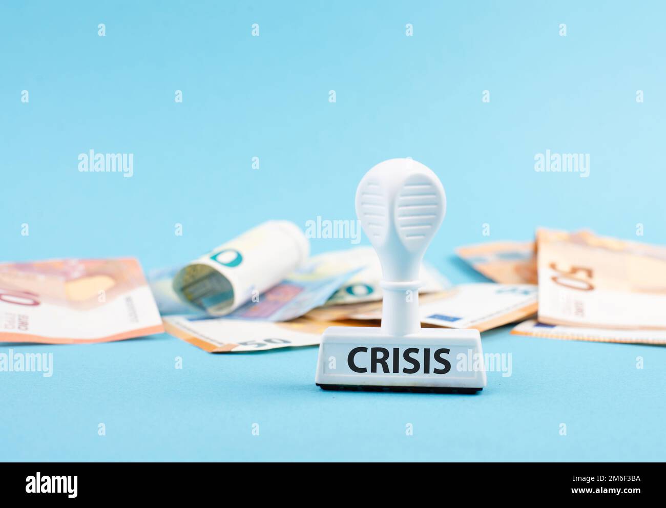 Finanzkrise, wirtschaftliche Rezession, Inflation und Börsenkrach, Euro-Währung mit Stempel Stockfoto