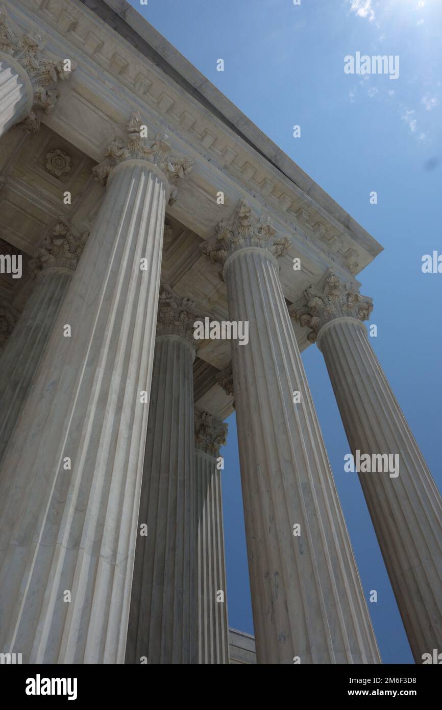 Säulen am Vordereingang zum Gebäude des US Supreme Court in Washington DC Stockfoto