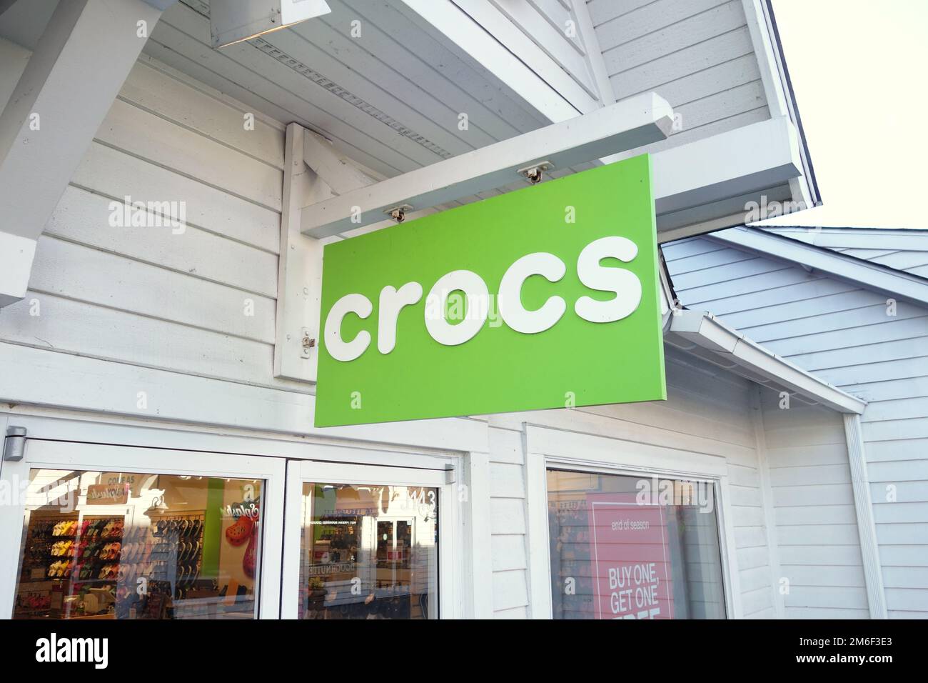 Myrtle Beach, SC/USA - 1-09-2020: Ein Crocs Schuhgeschäft am Broadway at the Beach, in Myrtle Beach, South Carolina Stockfoto