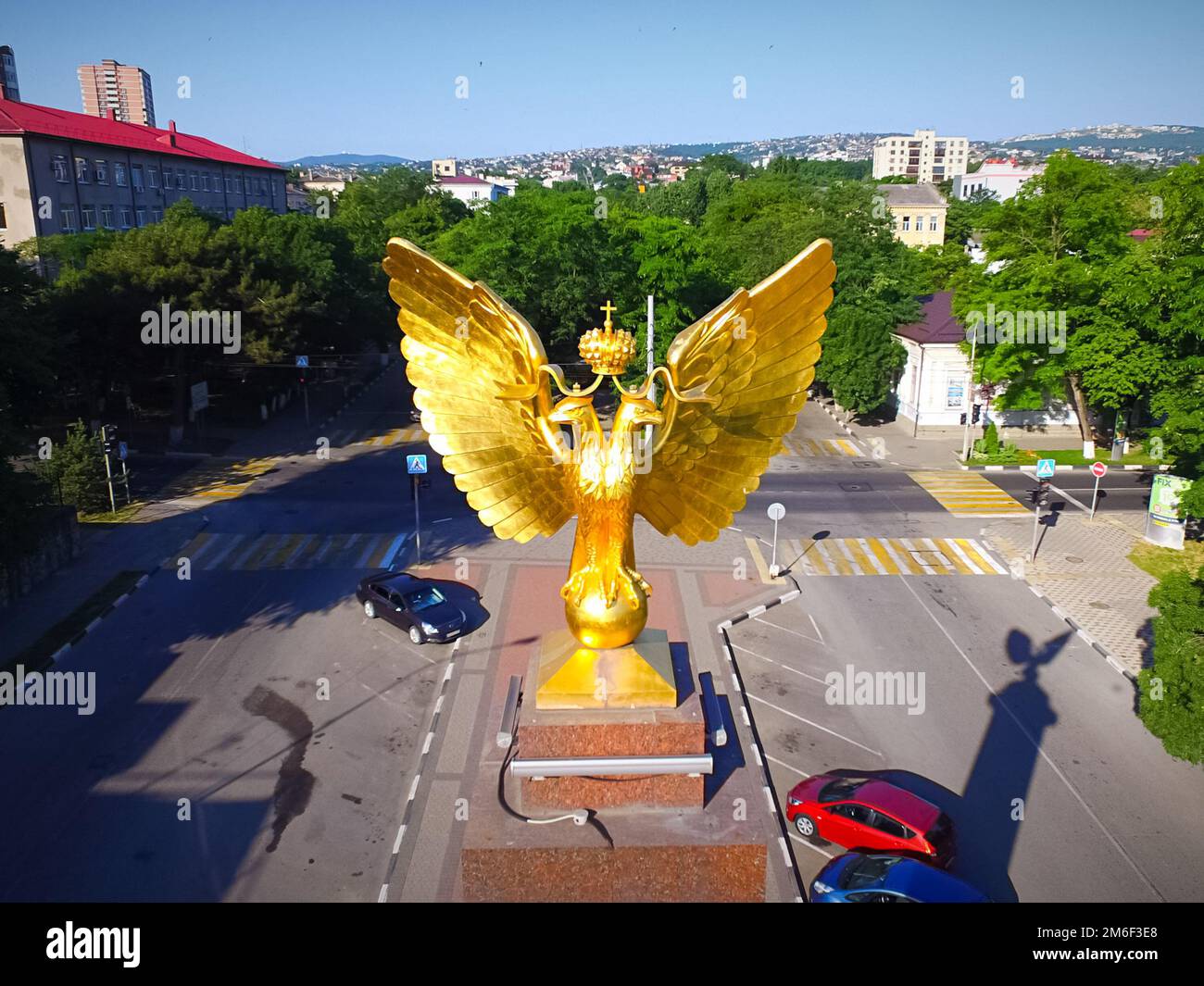 Monument zweiköpfiger Adler vergoldet. Stockfoto