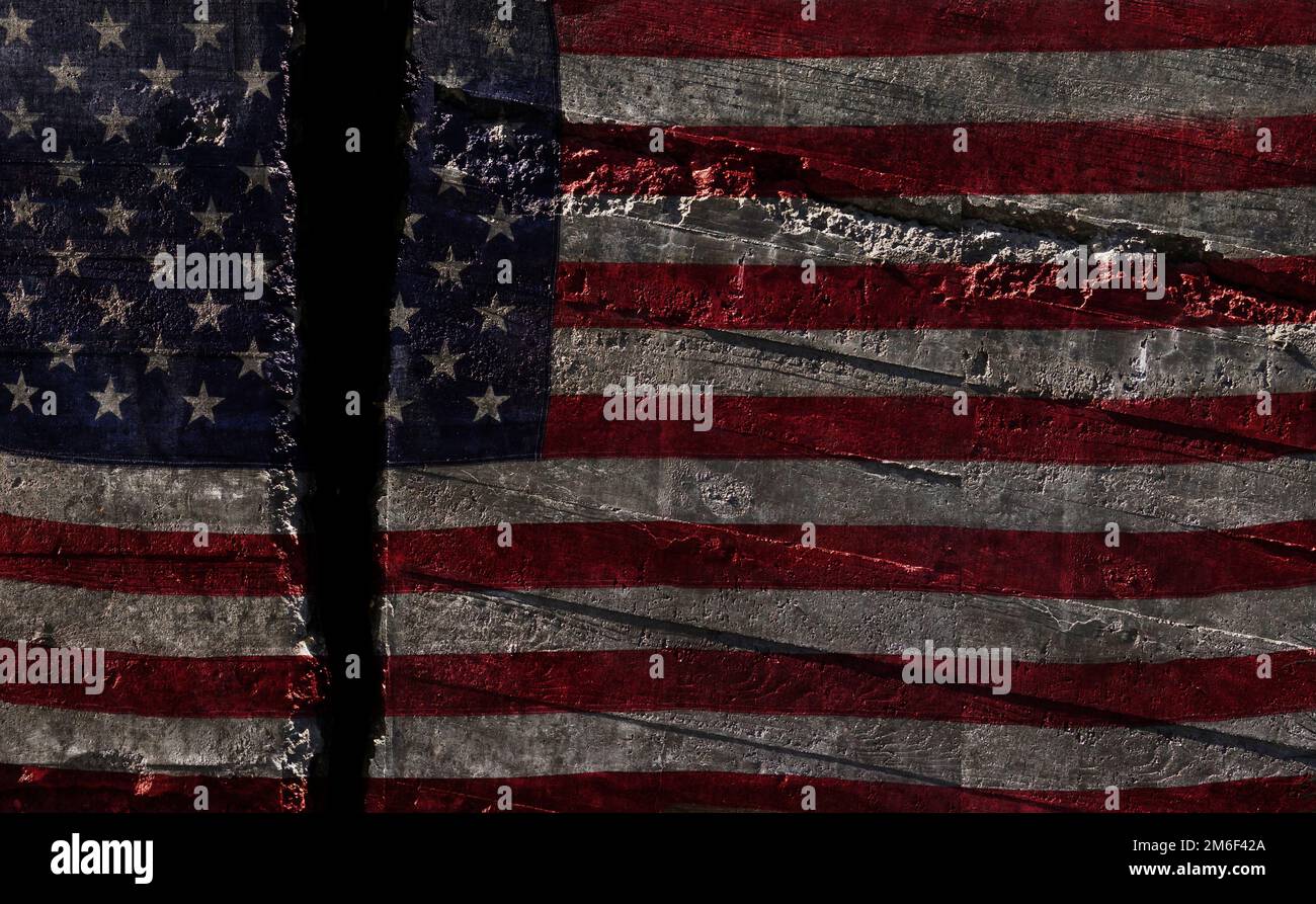 Die verzweifelte US-Flagge wurde in zwei Teile geteilt und repräsentiert die politische Spaltung Amerikas Stockfoto