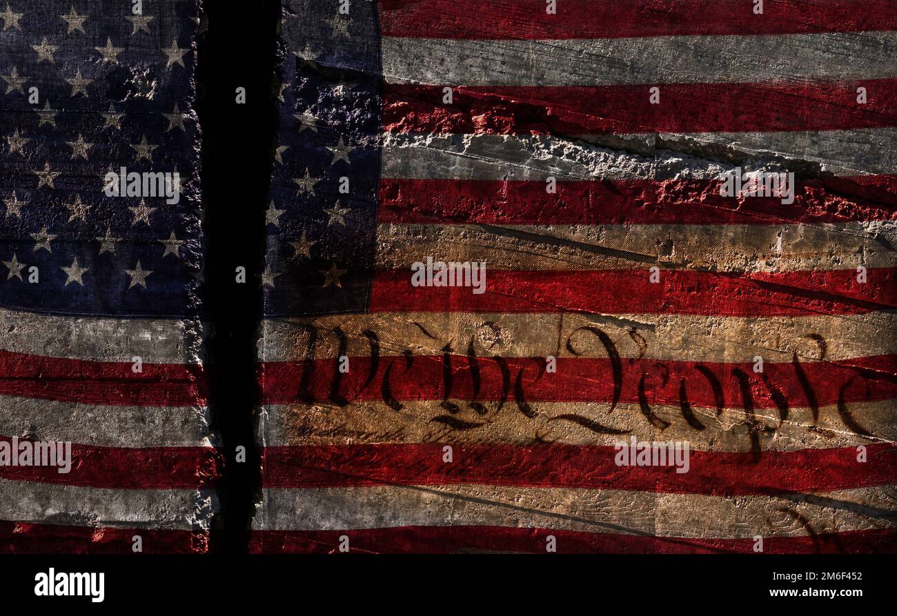 Die verzweifelte US-Flagge wurde mit dem Verfassungstext "Wir, das Volk" in zwei Teile geteilt Stockfoto