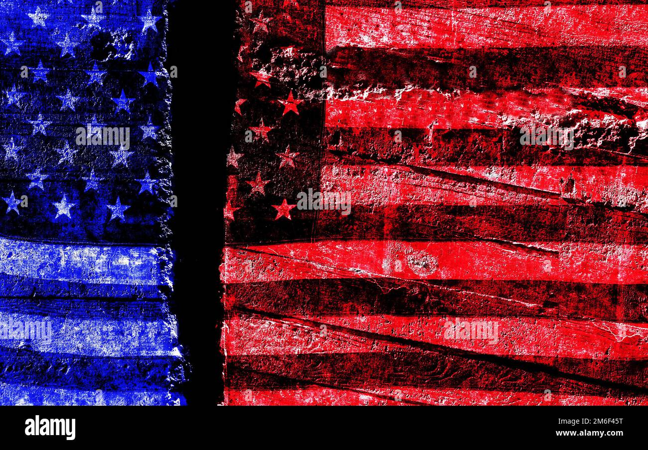 Die verstörte US-Flagge wurde in zwei Teile geteilt: Demokratisch und republikanisch, blau und rot Stockfoto